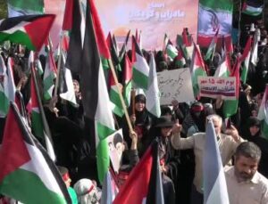 İran’da binlerce kadın ve çocuk İsrail’i protesto etti