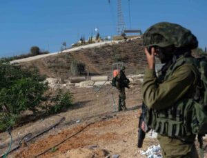 İsrail askerleri Gazze sınırında elleri tetikte bekliyor
