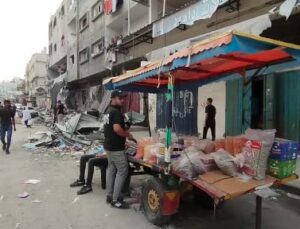 İsrail saldırılarında yerle bir olan Gazze’de halk ürünlerini tezgahlarda satıyor