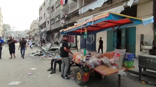 İsrail saldırılarında yerle bir olan Gazze’de halk ürünlerini tezgahlarda satıyor