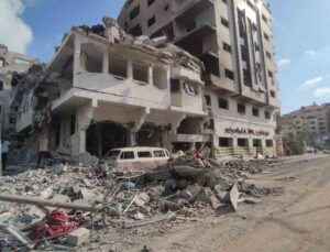 İsrail’in vurduğu Al-Rimal Mahallesi’ndeki yıkım görüntülendi