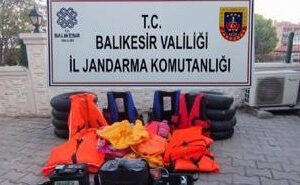 Jandarma Ayvalık’ta 131 düzensiz göçmen ve 3 organizatörü yakaladı