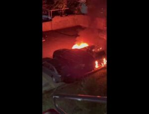 Kadıköy’de bir otoparkta bulunan 3 araç alev alev yandı