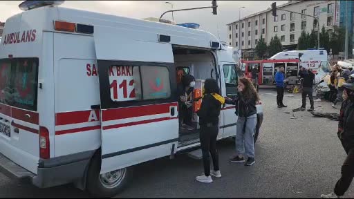 Karabük’te kavşakta yolcu minibüsü ile kamyonet çarpıştı, kazada çok sayıda yaralı var