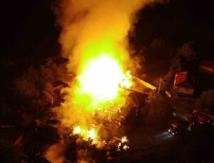 Kastamonu’da alevler geceyi aydınlattı: 2 ev ve 22 büyükbaş hayvan yandı