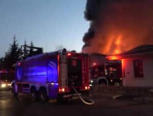 Kayseri’de büyük fabrika yangını: Ekipler alevleri söndürmek için çalışıyor