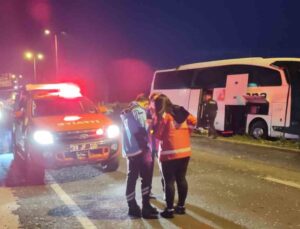 Kayseri’de kontrolden çıkan yolcu otobüsü aydınlatma direğine çarptı: 16 yaralı