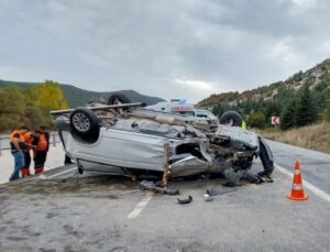 Kütahya’da ağaca çarparak devrilen minibüsün sürücüsü hayatını kaybetti
