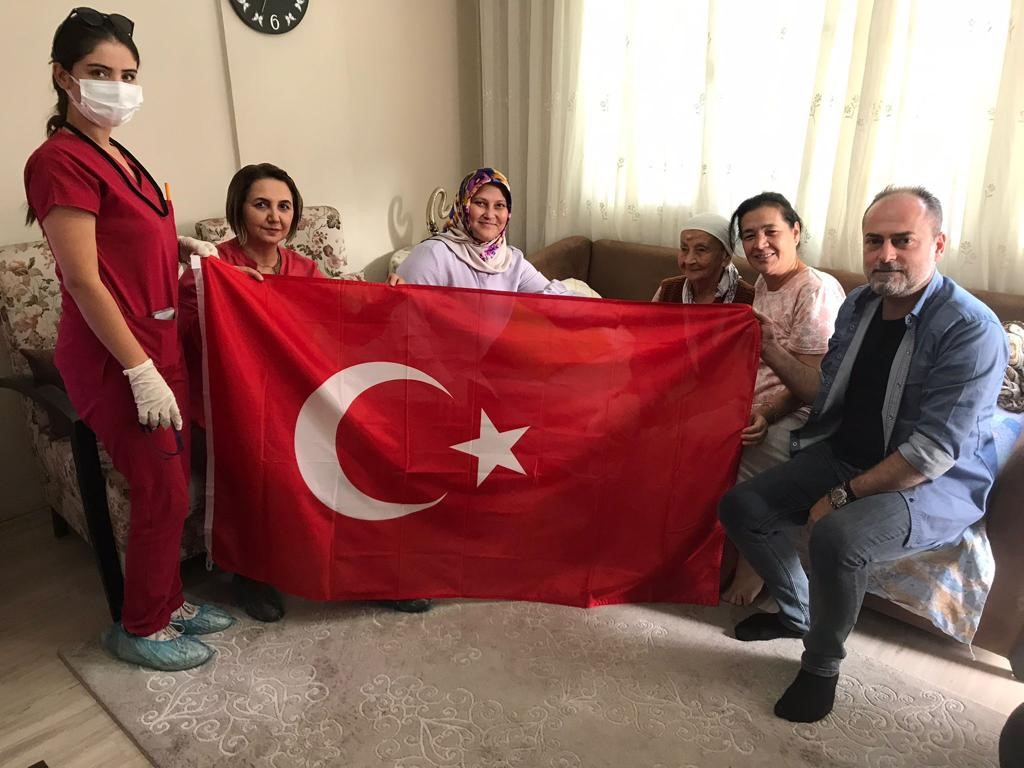 Manisa’da asırlık çınarlar evlerinde ziyaret edildi