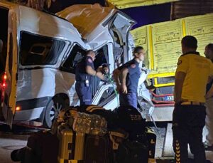 Minibüsün park halindeki kamyona ok gibi saplandığı kaza kamerada: 2 ölü, 9 yaralı