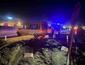 Nevşehir’de işçileri taşıyan minibüs refüje çarptı: 7 yaralı