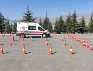 Niğde’de Uygulamalı Ambulans Sürüş Güvenliği Eğitimi Verildi