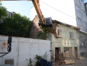 Osmangazi’de tehlike saçan metruk binalar yıkılıyor