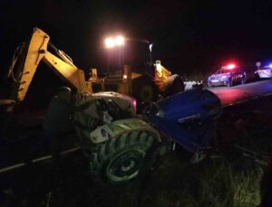 Otomobilin çarptığı traktörün sürücüsü hayatını kaybetti