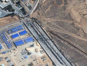 Refah Sınır Kapısı’nda geçiş izni bekleyen yardım konvoyu uydudan görüntülendi