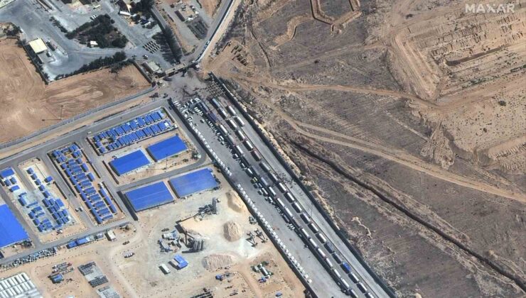 Refah Sınır Kapısı’nda geçiş izni bekleyen yardım konvoyu uydudan görüntülendi