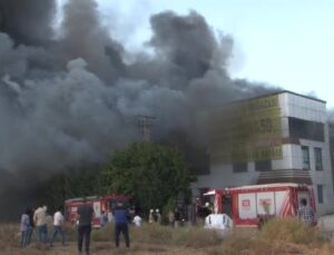Silivri’de mobilya fabrikasının çatısında çıkan yangını söndürme çalışmaları yaklaşık 3 saattir sürüyor
