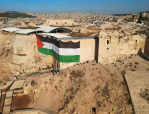 Tarihi Gaziantep Kalesi’ne dev Filistin bayrağı asıldı