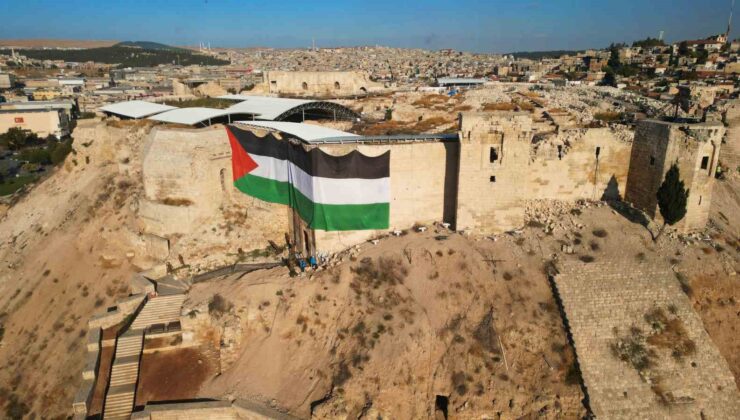 Tarihi Gaziantep Kalesi’ne dev Filistin bayrağı asıldı