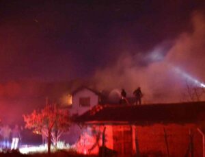 Tosya’da anız yangını sonrası 2 katlı ev tamamen yandı
