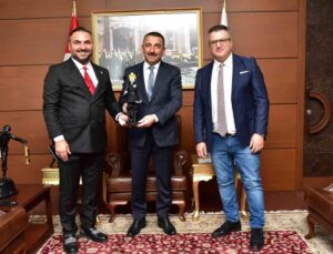 Vali Bektaşoğlu’na Zonguldak Hentbol Spor Kulübü’nün formasını hediye ettiler