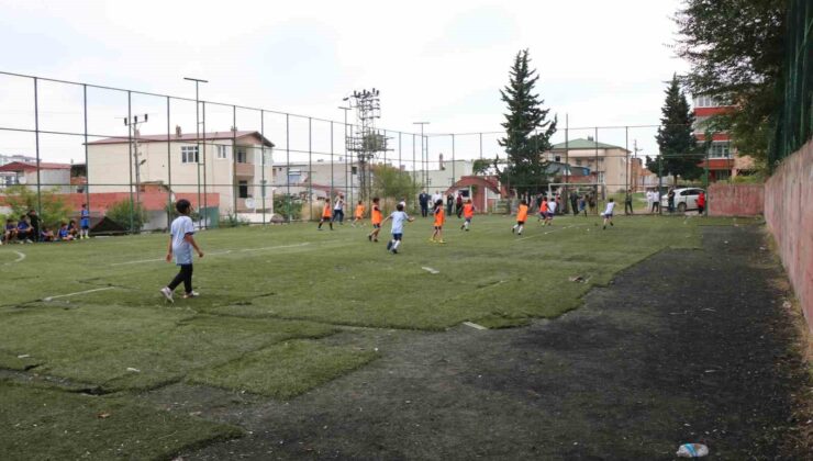 Yamalı sahada maç yapan gençlerin ’yeni saha’ talebi