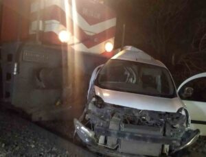 Yük treni hemzemin geçitte araçla çarpıştı: 1 yaralı