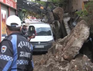Zeytinburnu’nda üzerine istinat duvarı yıkılan araçlar olay yerinden kaldırıldı