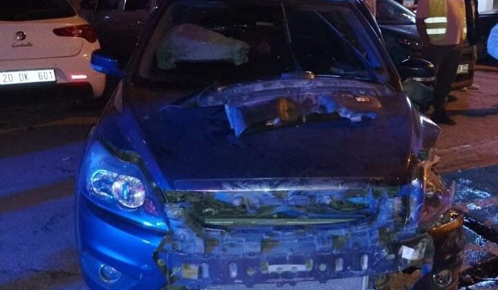 Alkollü sürücünün karıştığı kazada, araçların arasında kalan yayanın bacağı koptu
