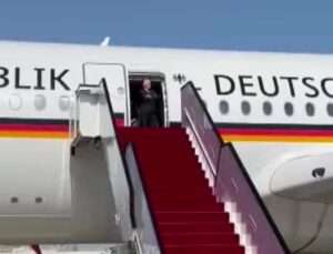 Almanya Cumhurbaşkanı Steinmeier, Katar’da havaalanında 30 dakika bekletildi