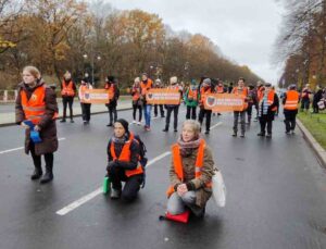 Almanya’da iklim aktivistlerinden oturma eylemi