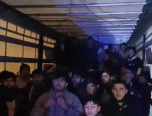 Alüminyum yüklü tırda 48 düzensiz göçmen yakalandı