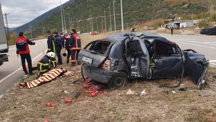 Amasya’da otomobil refüjdeki aydınlatma direğine çarptı: 3 yaralı