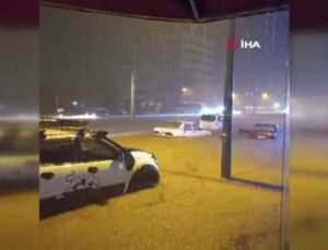Antalya yağmura teslim: Göle dönen yolda halk otobüsünü su bastı