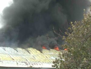 Arnavutköy’de fabrikada korkutan yangın, dumanlar gökyüzünü sardı