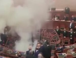 Arnavutluk parlamentosunda sis bombası atıldı