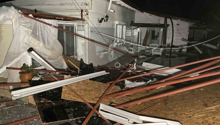 Ayvacık’ta fırtına yazlık evlerle işletmelerin çatılarını uçurdu, ağaçlar ve elektrik direkleri devrildi