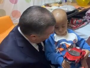 Bakan Koca, Kahire’de Gazzeli yaralı ve kanser hastası çocukları ziyaret etti
