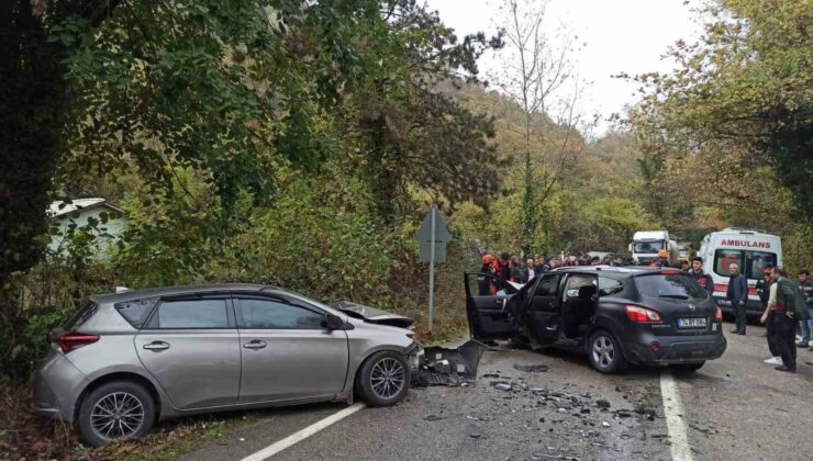 Bartın’da iki otomobil kafa kafaya çarpıştı: 1 ölü, 5 yaralı