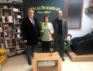 Başkan Arslan, Türkiye 3.’sü olan bayan kuaförü kutladı