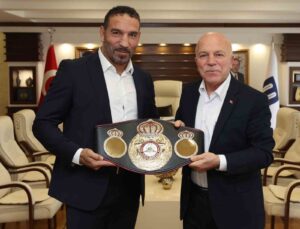 Başkan Sekmen şampiyon  boksör Fırat Arslan’ı ağırladı