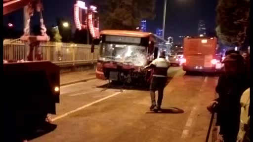 Belediye otobüsü ile otomobil kafa kafaya çarpıştı: 1 ölü, 2 yaralı