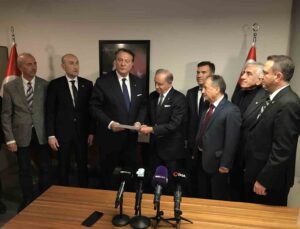 Beşiktaş Başkan Adayı Hasan Arat, yönetim kurulu listesini teslim etti
