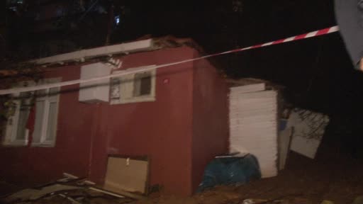 Beykoz’da fırtına ve şiddetli yağış nedeniyle toprak kaydı: 3 ev boşaltıldı.