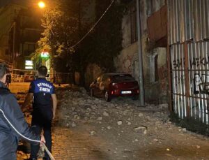 Beyoğlu’nda metruk binadan dökülen taşlar park halindeki 3 aracı pert etti