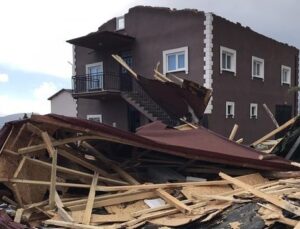 Beyşehir’de fırtınada evlerin çatısı uçtu