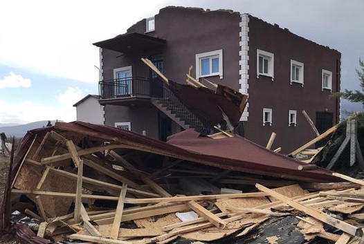 Beyşehir’de fırtınada evlerin çatısı uçtu