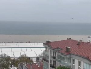 Bursa’da etkili olan lodos ve fırtına ortalığı birbirine kattı