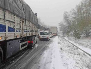 Bursa’da kar yağışı sebebiyle yol kapandı