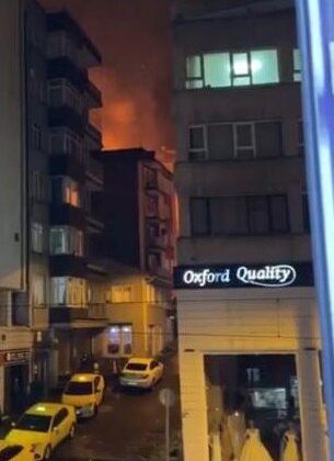 Bursa’da metruk bina alev alev yandı